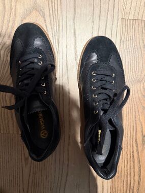 Wishbone Black Lace-Up Women's Sneakers with Gum Sole